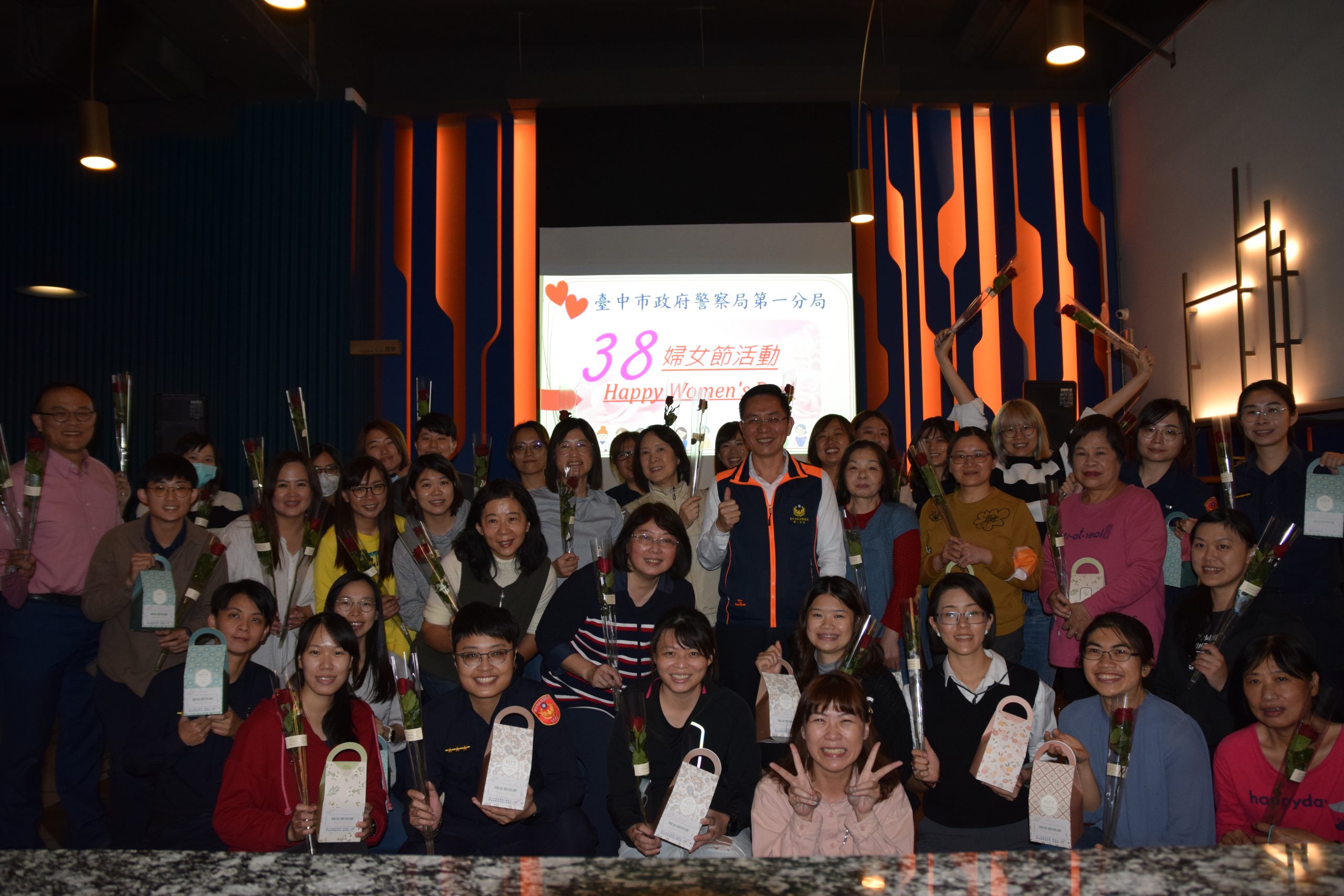 中市警一分局日前邀請分局女性同仁們至「悅樂旅店」,讓女性同仁們忙中偷閒,感受著屬於女性的節日。(圖/記者謝榮浤翻攝)