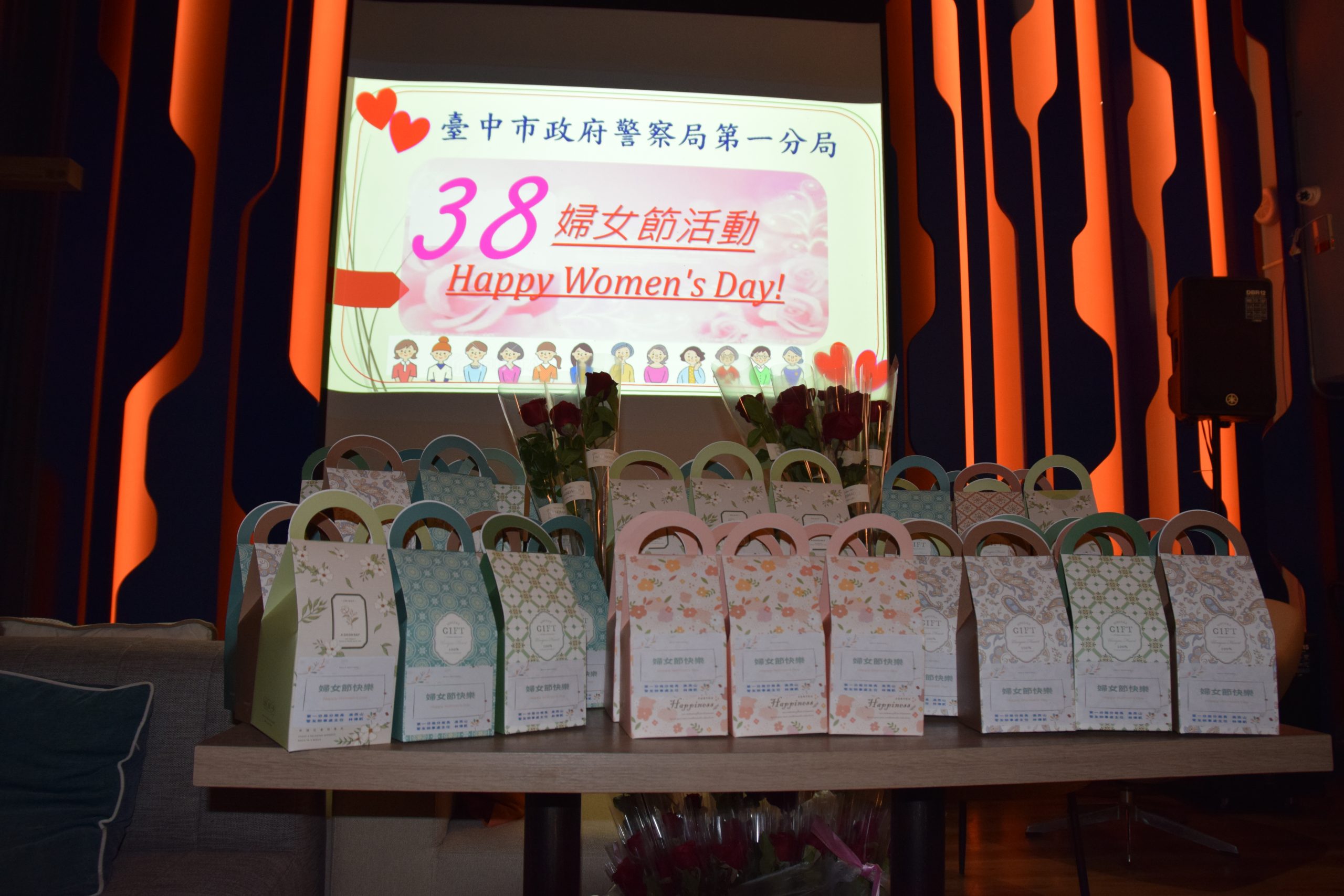 文青饗宴慶婦女節活動中合影。(圖/記者謝榮浤翻攝)