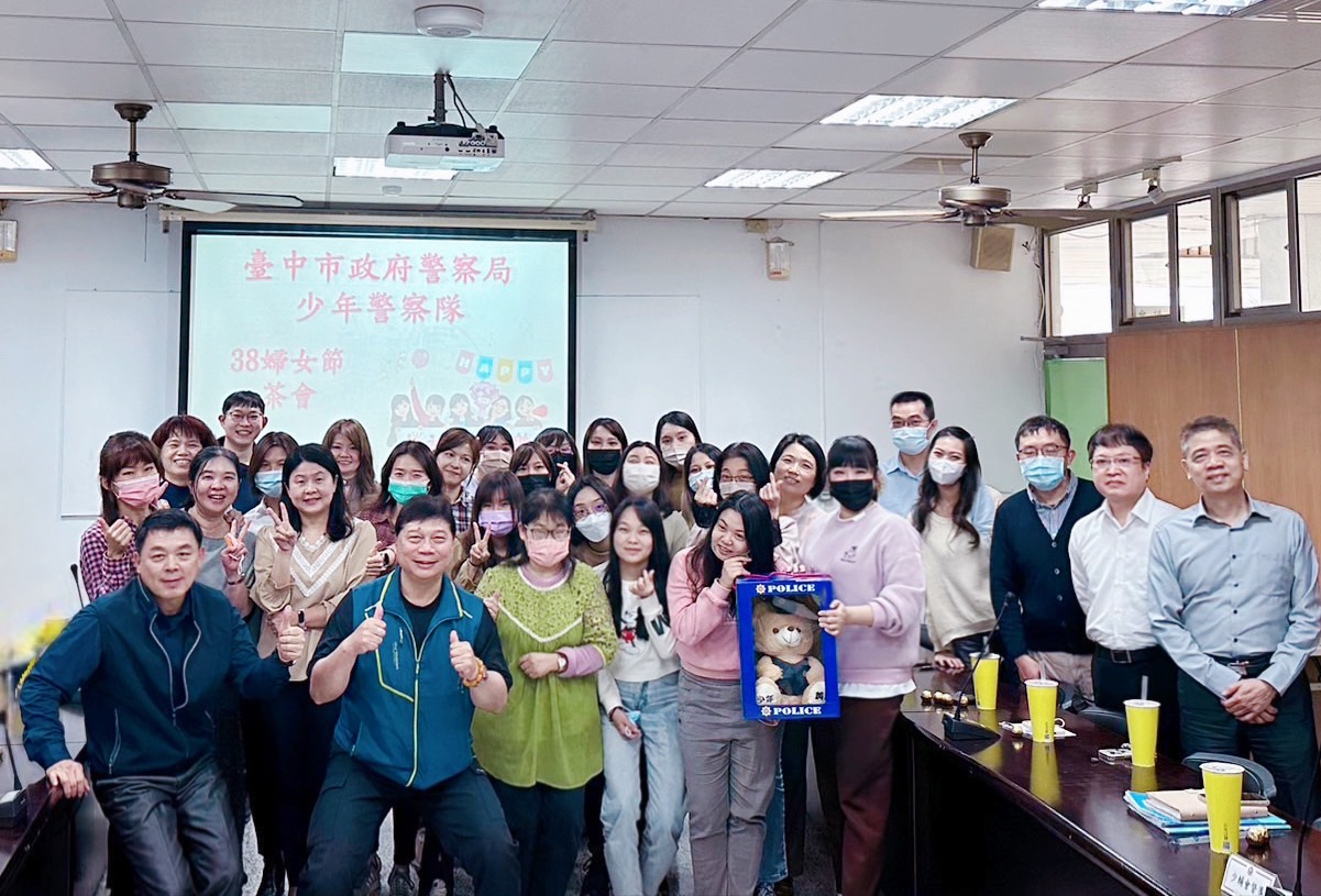 中市警少年隊今(8)日舉辦下午茶會,隊長高嘉陽親臨茶會慰勞,歡度下午茶美妙時光。(圖/記者林㤈輝翻攝)