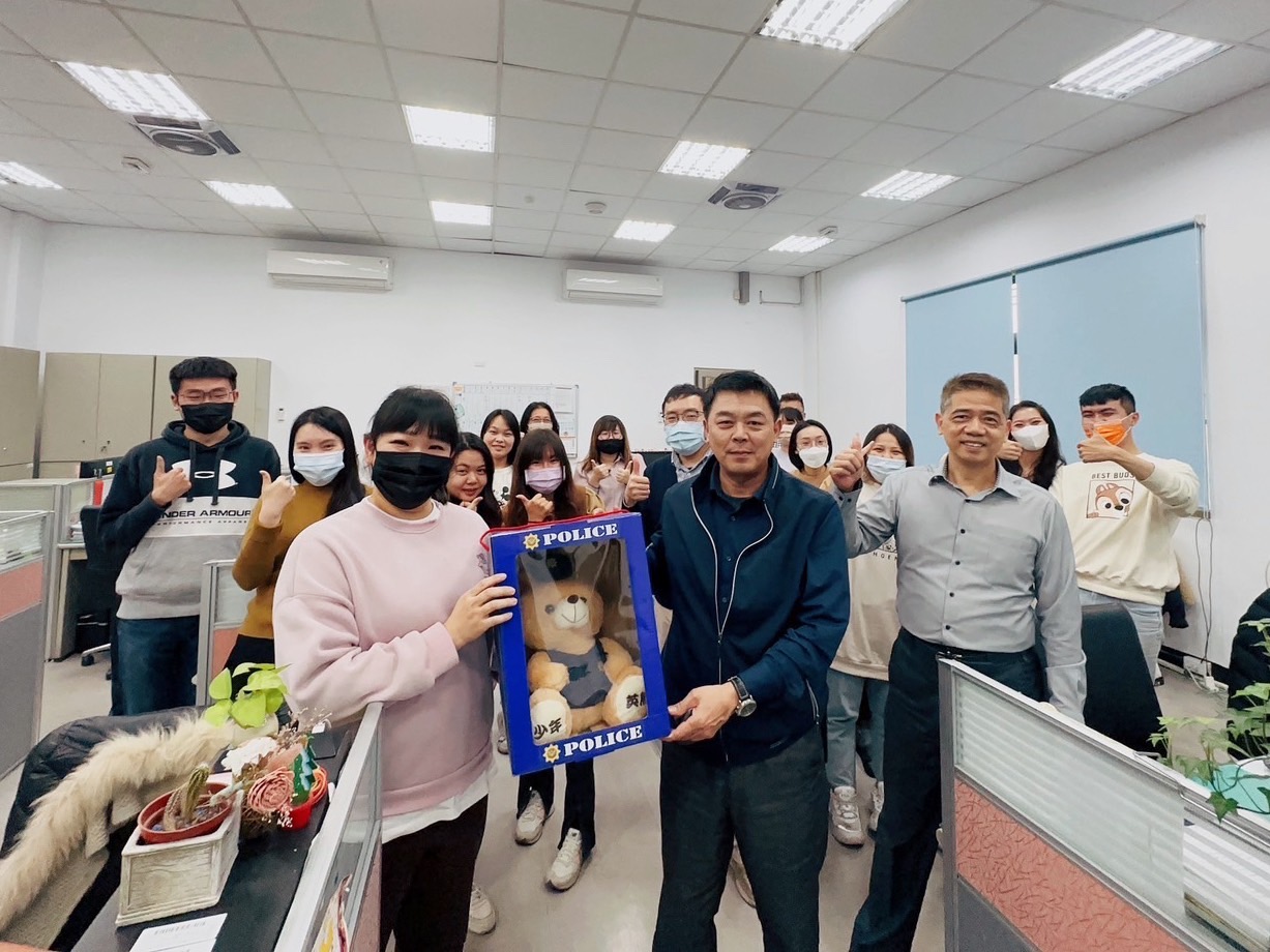 現場提供高人氣之少年英熊玩偶5隻作為抽獎禮品。(圖/記者林㤈輝翻攝)