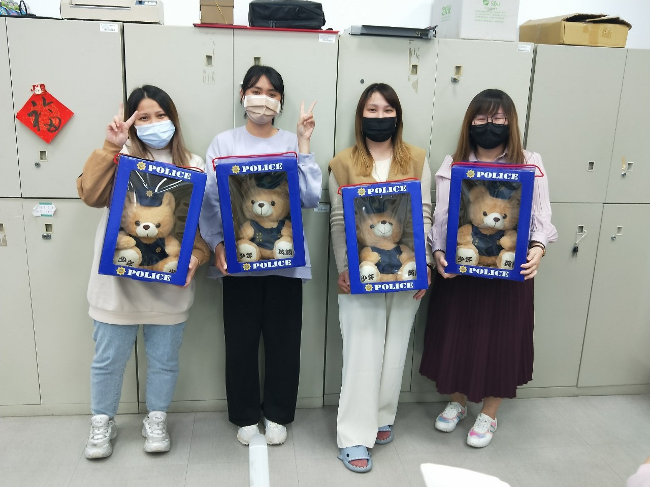 獲頒少年英熊玩偶的同仁均十分開心。(圖/記者林㤈輝翻攝)