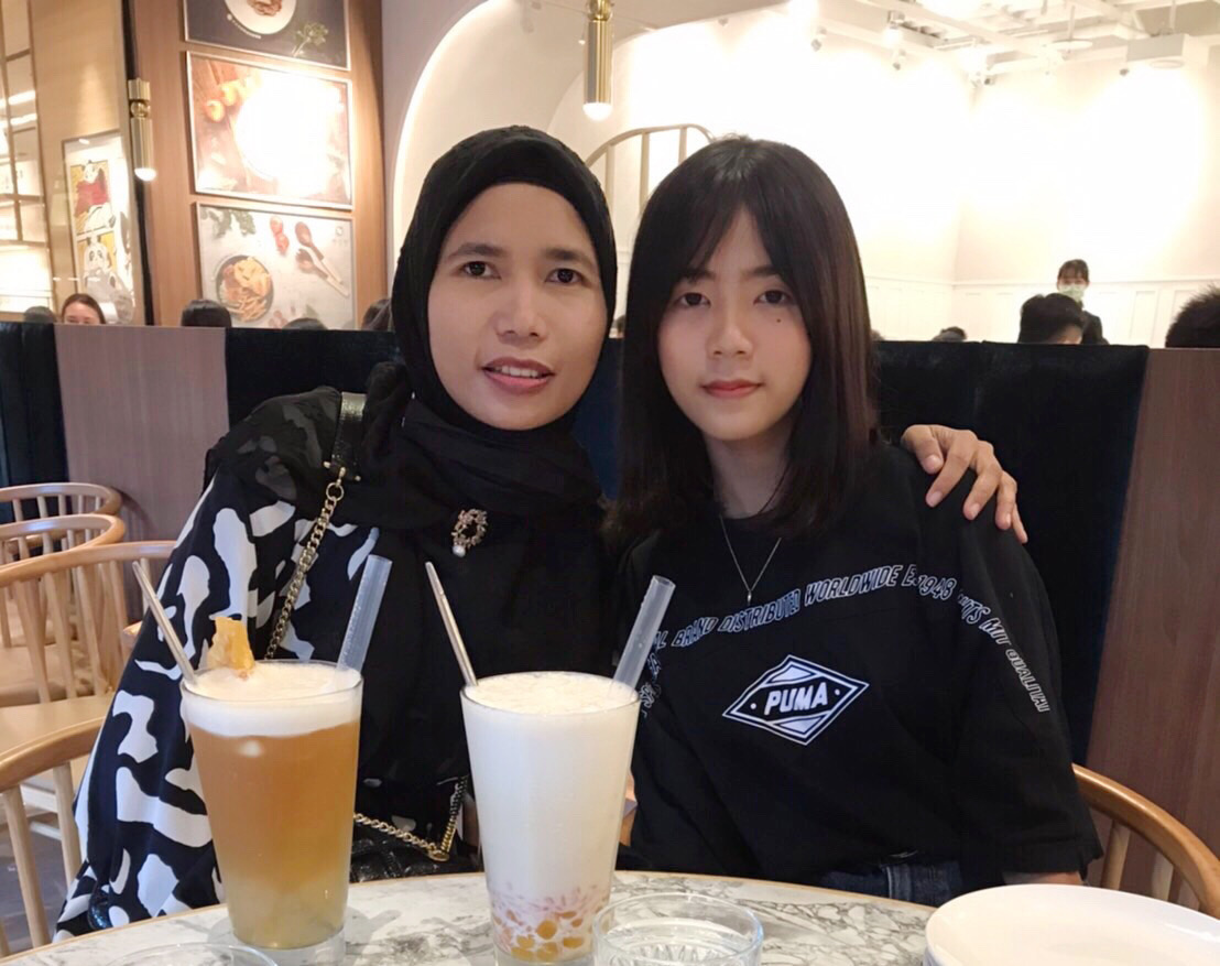 丁安妮(左)尊重女兒(右)成為一個擁抱不同文化的新二代。(記者楊國域翻攝)