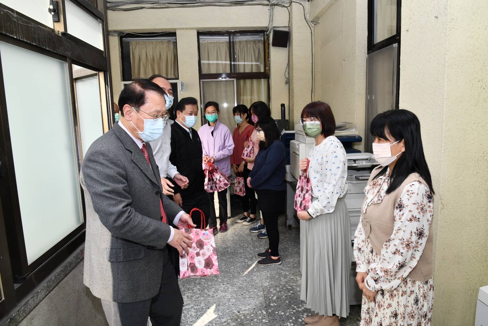 桃巿警局長吳坤旭感謝局內所有女性同仁的付出。(記者包克明翻攝)