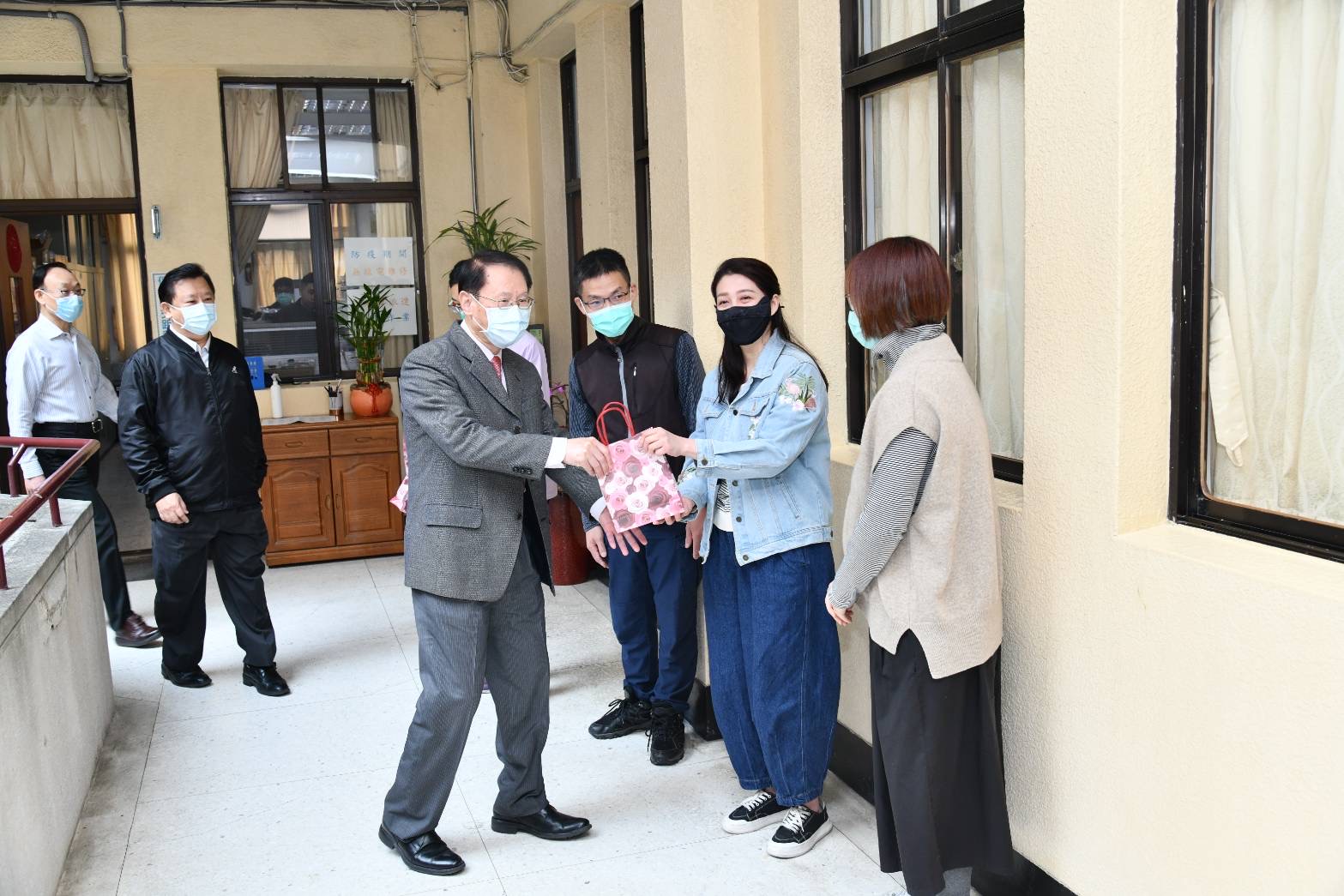 桃園巿警局局長吳坤旭至各單位致贈貼心小禮品。(記者包克明翻攝)