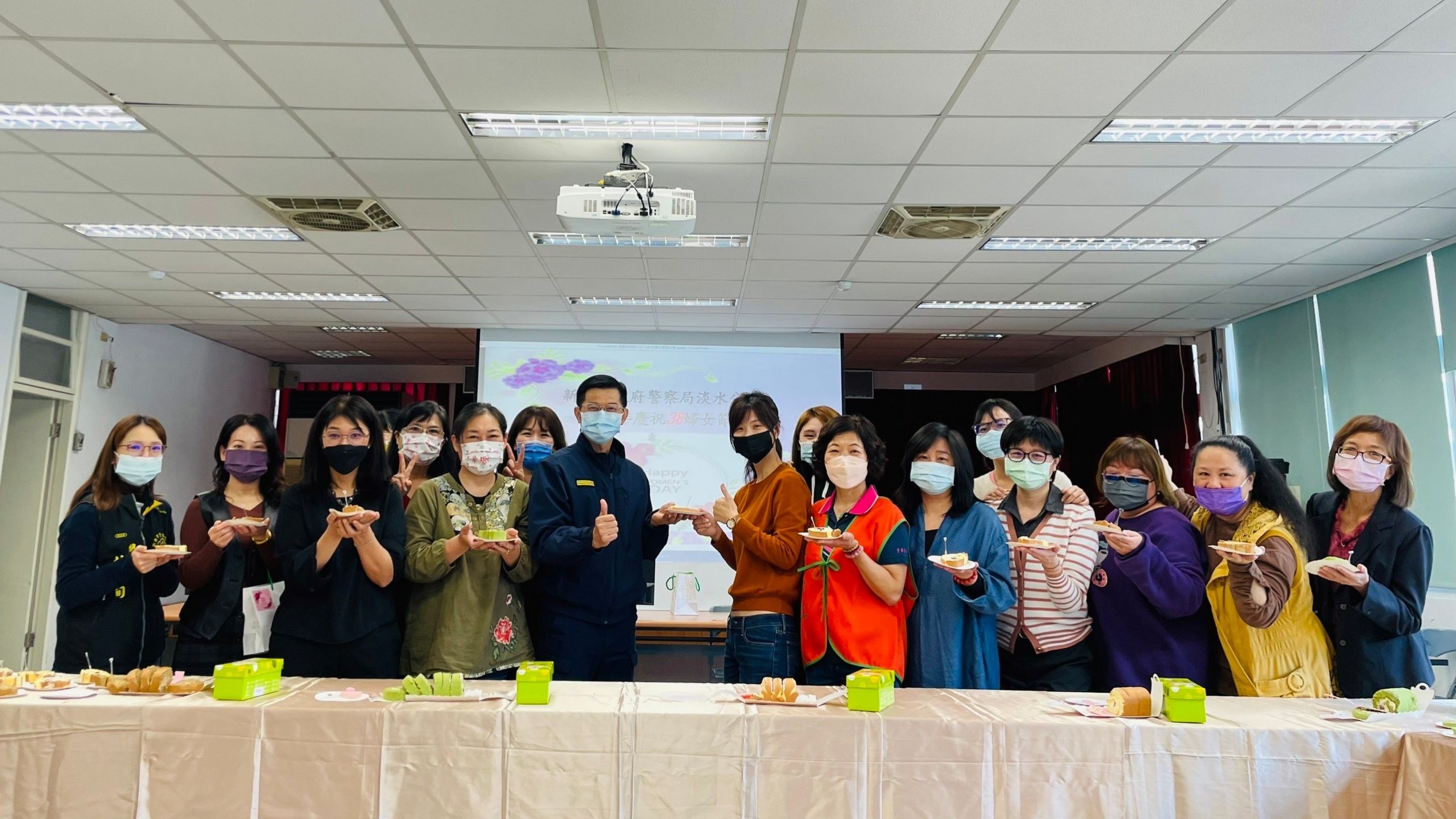 慶祝婦女節 淡水警分局贈送精緻蛋糕禮盒感謝女性同仁