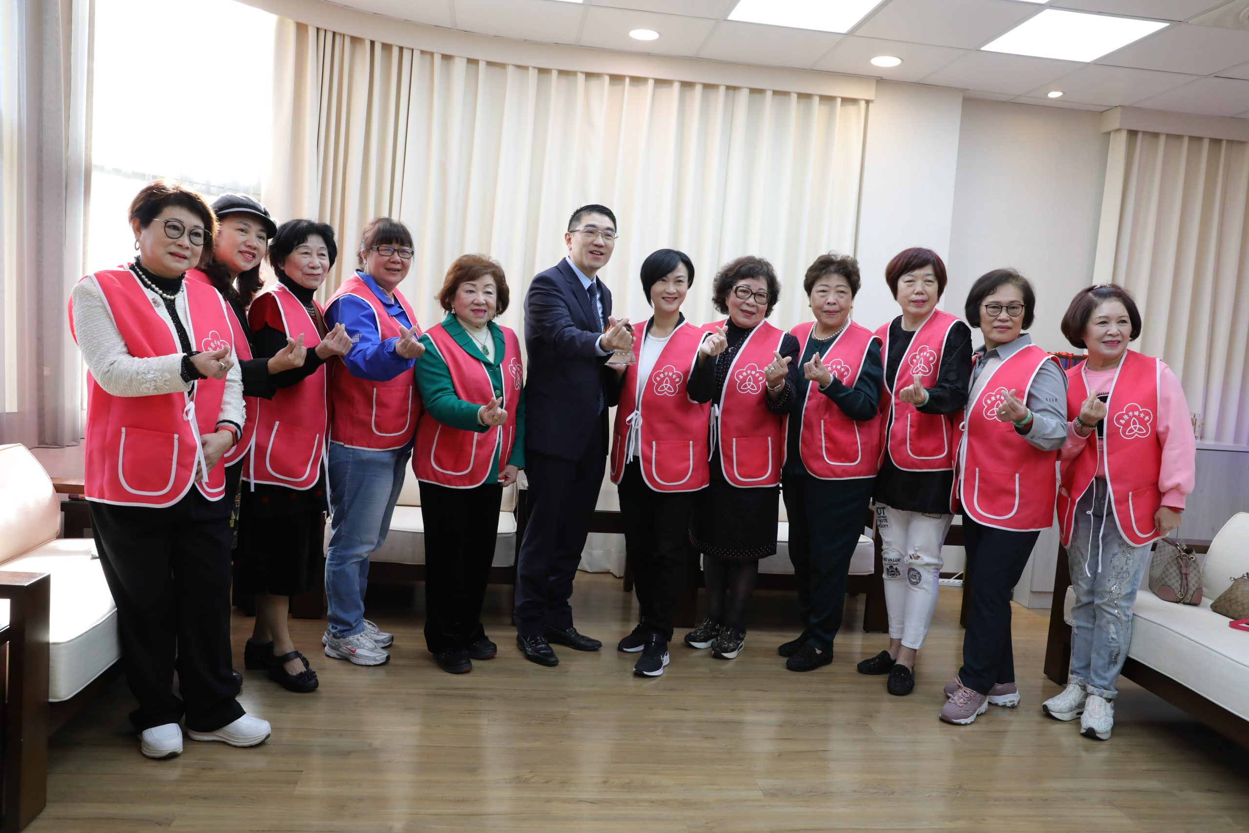 基隆女力贈「大愛有仁」挺市長打造有愛城市