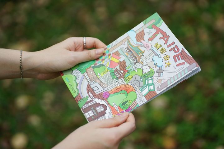 《城南、台大》中、英文版摺頁可於全臺各地旅遊服務中心免費索取。 圖:臺北市政府觀光傳播局/提供