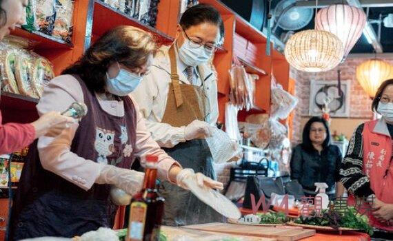 與新住民有約!國際婦女節張善政首次體驗手做越南生春捲