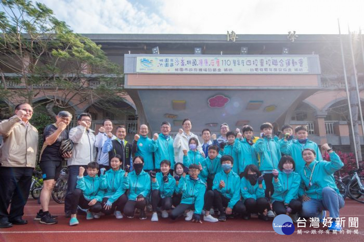 張市長及貴賓鼓勵同學勇往向前,順利完成單車環島的夢想。<br /><br /> <br /><br />