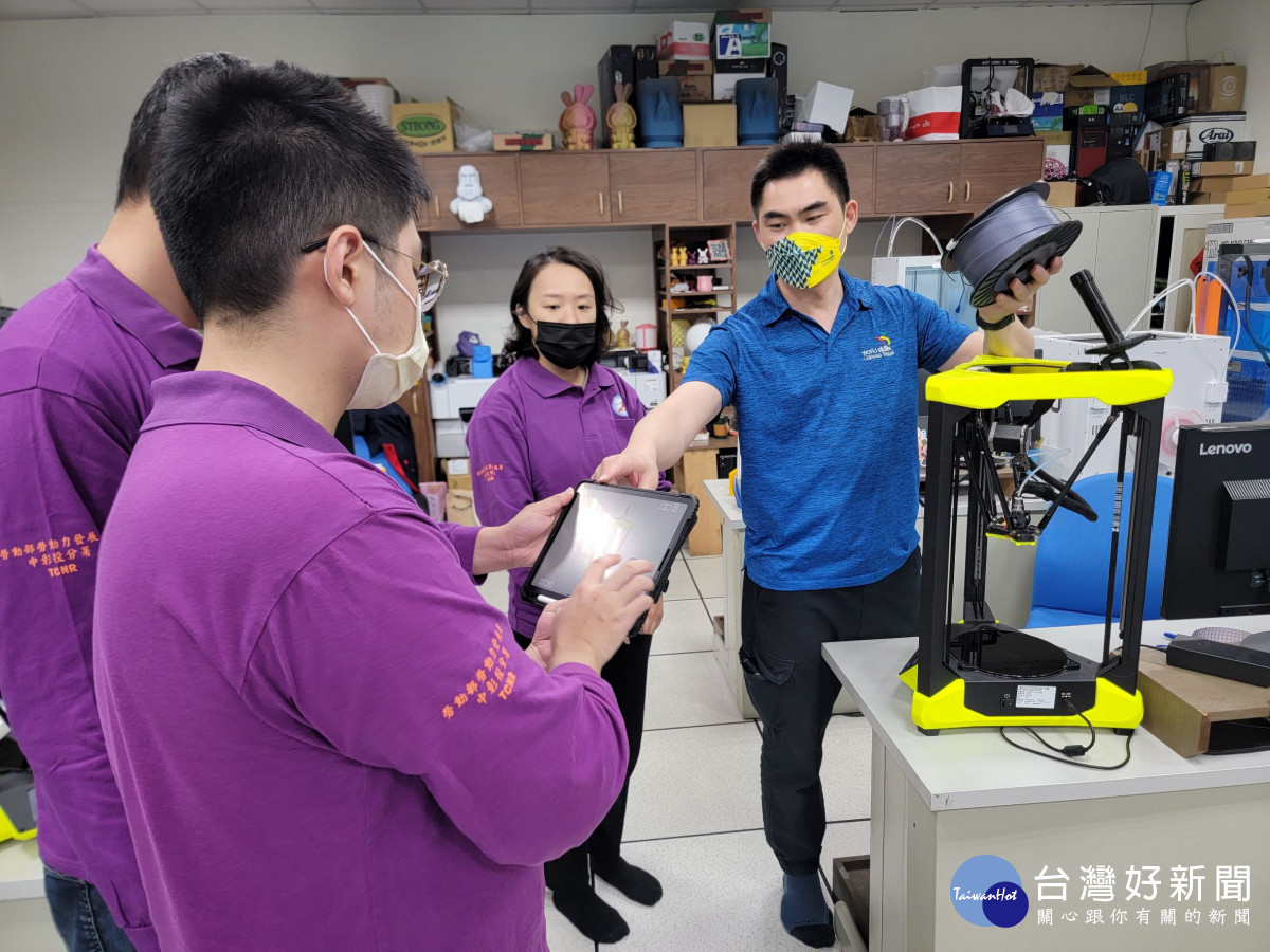 老師教學員使用平板進行3D列印機模擬操作
