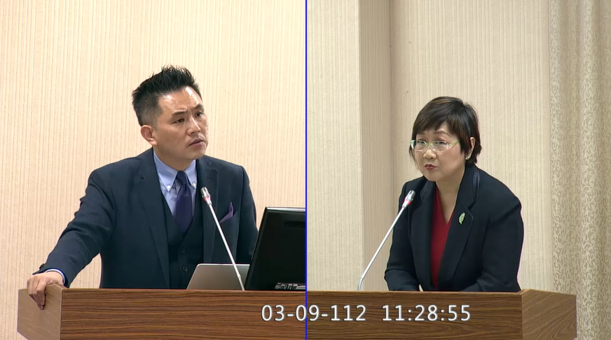 國民黨立委陳以信(左)質詢時關切蔡英文總統出訪事宜,僑委會委員長徐佳青(右)說有收到消息,間接證實蔡英文將出訪。翻攝國會頻道直播頁面