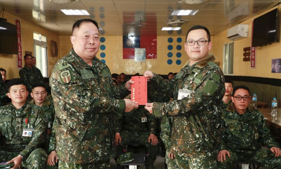 民眾拍到馬防部官兵在沙灘寫字抱怨缺肉吃,陸軍司令徐衍璞(左)8日親自走訪致歉並頒發加菜金。翻攝青年日報網站