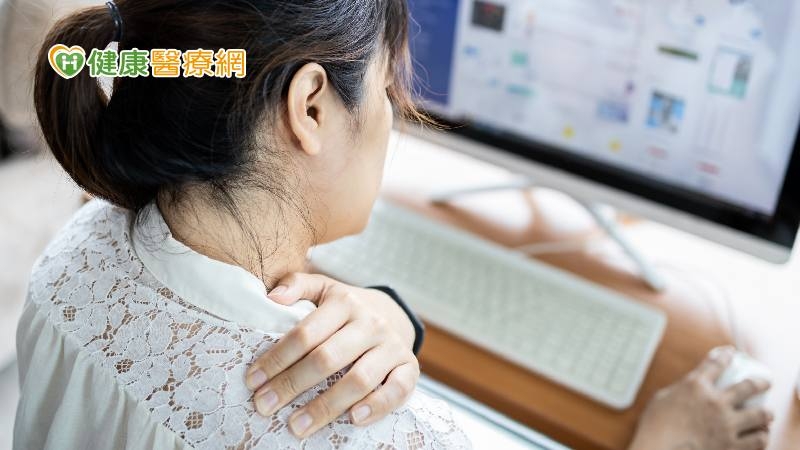 肩頸痠痛與坐姿有關! 教你3步驟正確調整坐姿、1招避免「烏龜頸」