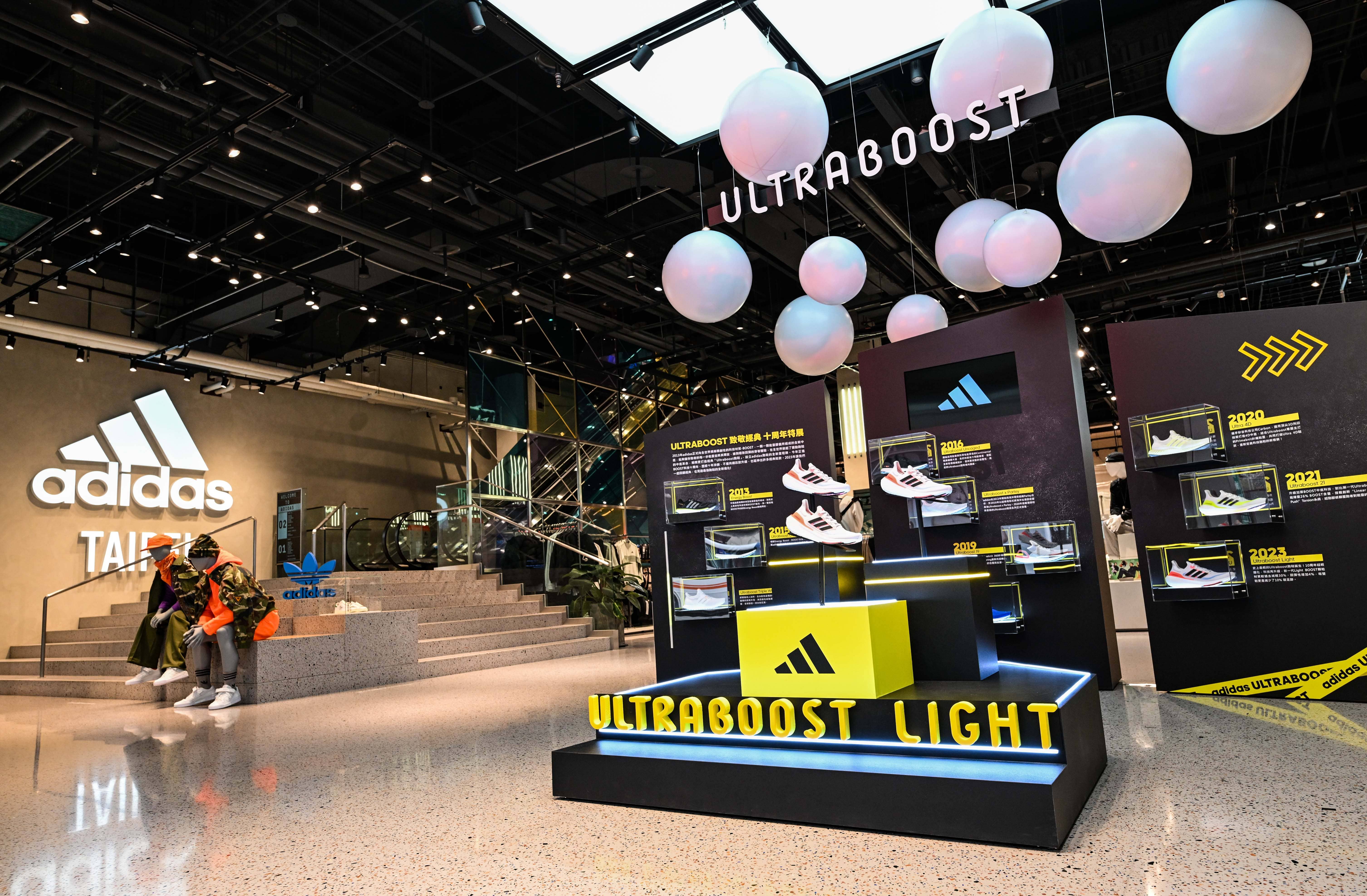 在adidas Brand Center信義品牌概念店舉辦期間限定的《Ultraboost 致敬經典 十周年特展》,展示歷代重點Ultraboost鞋款。