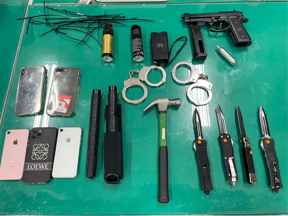 涉押人討債500萬 救援被害人警意外查獲詐欺機房 77 S 18088005