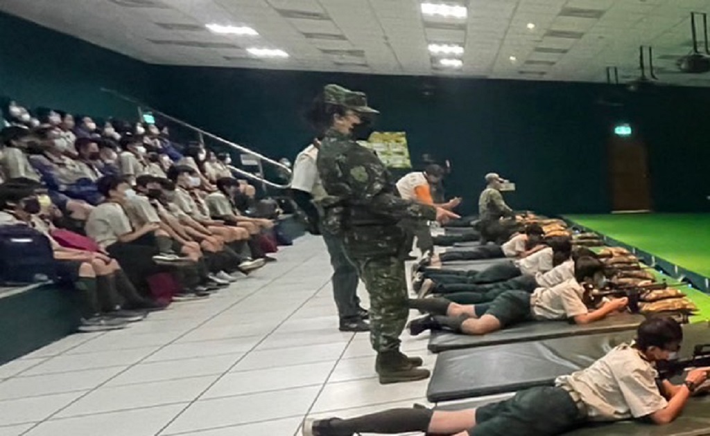 北新國中童軍團推動全民國防教育「模擬訓練館體驗射擊」活動。(圖/記者謝榮浤翻攝)