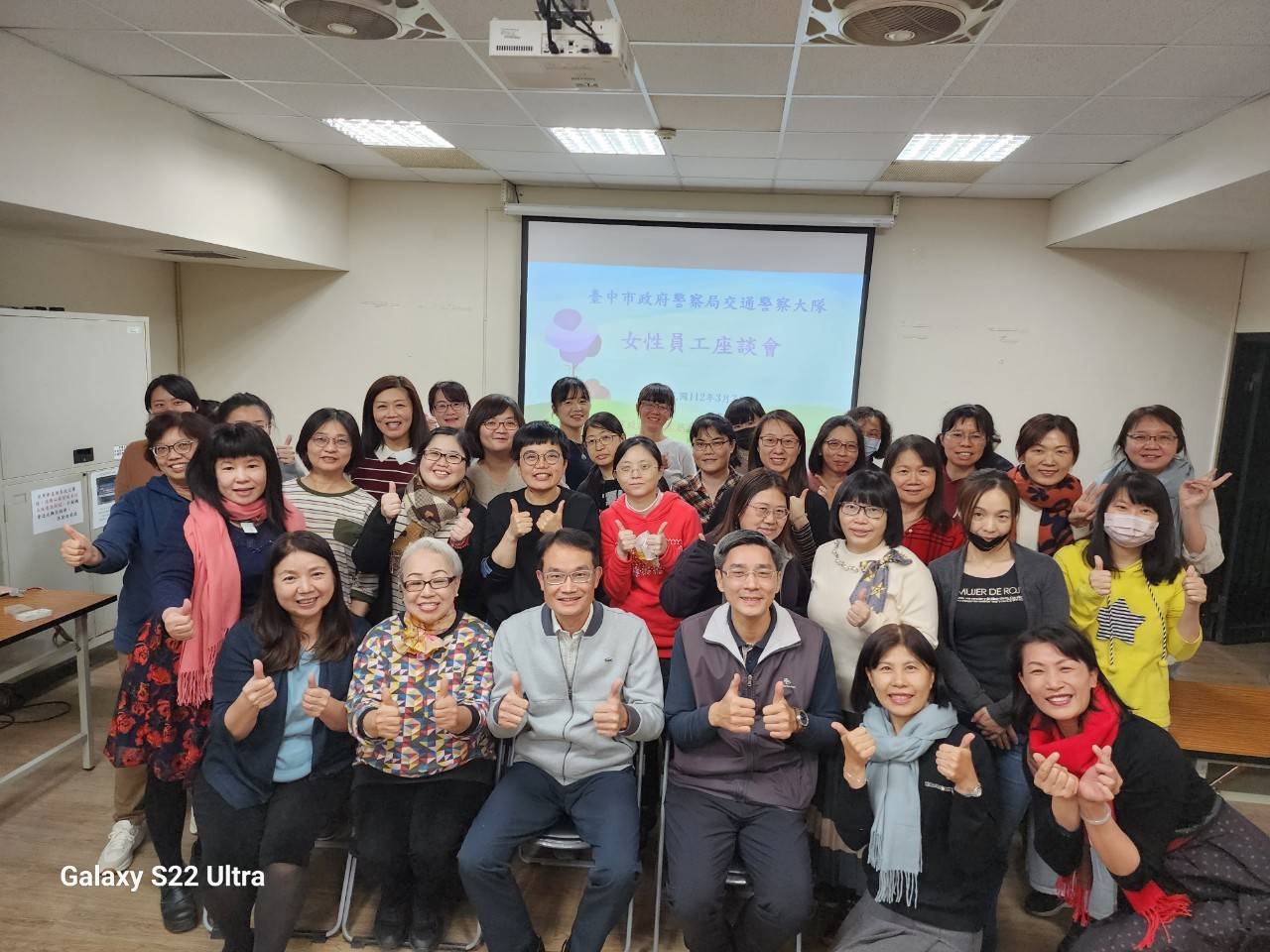 中市警交大為表達對女性同仁工作上之肯定及關懷，特舉辦慶祝38婦女節活動。(圖/記者林㤈輝翻攝) 