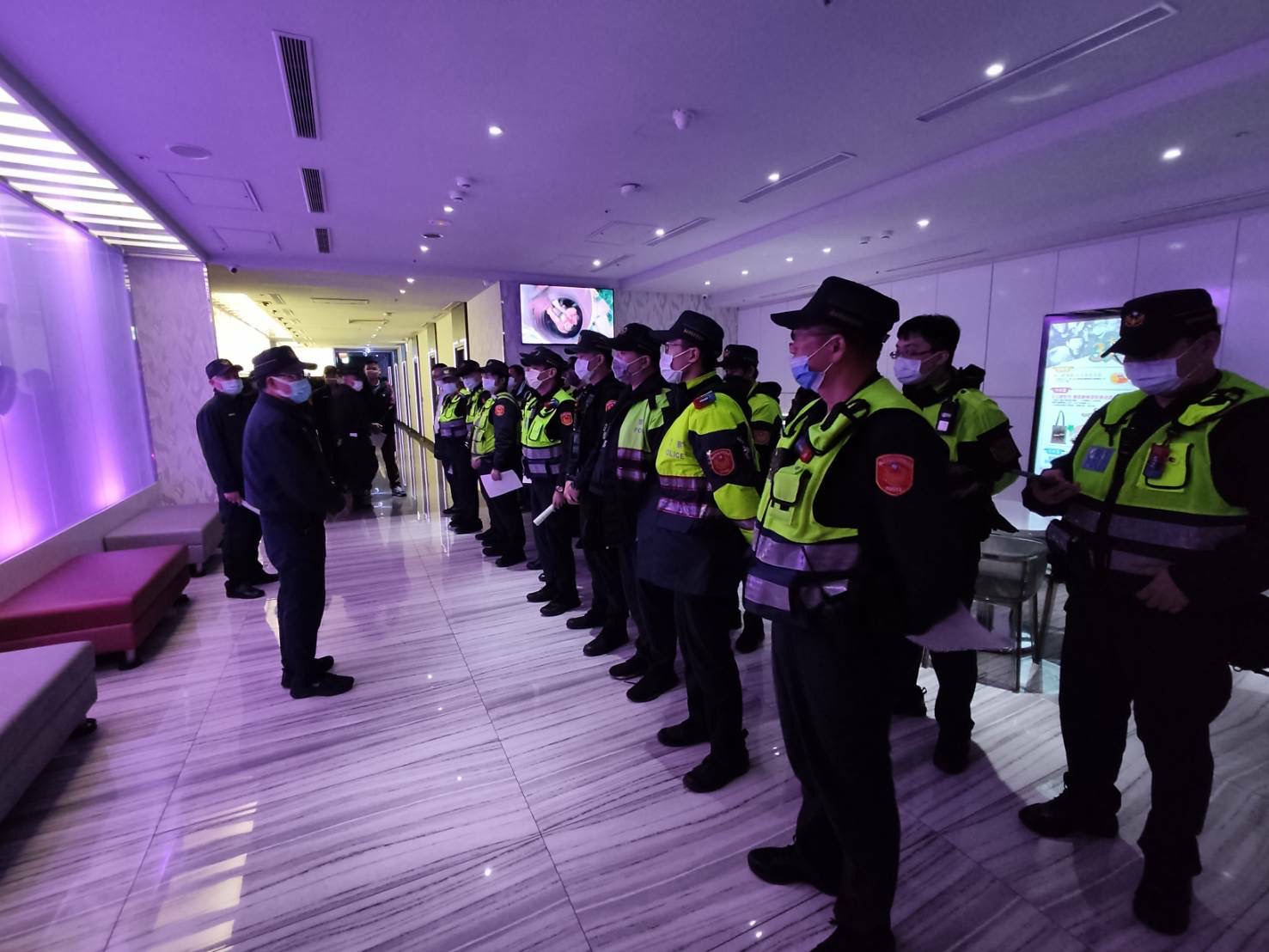 中和警分局針對轄區治安熱點進行掃蕩。(記者徐煜勝翻攝)