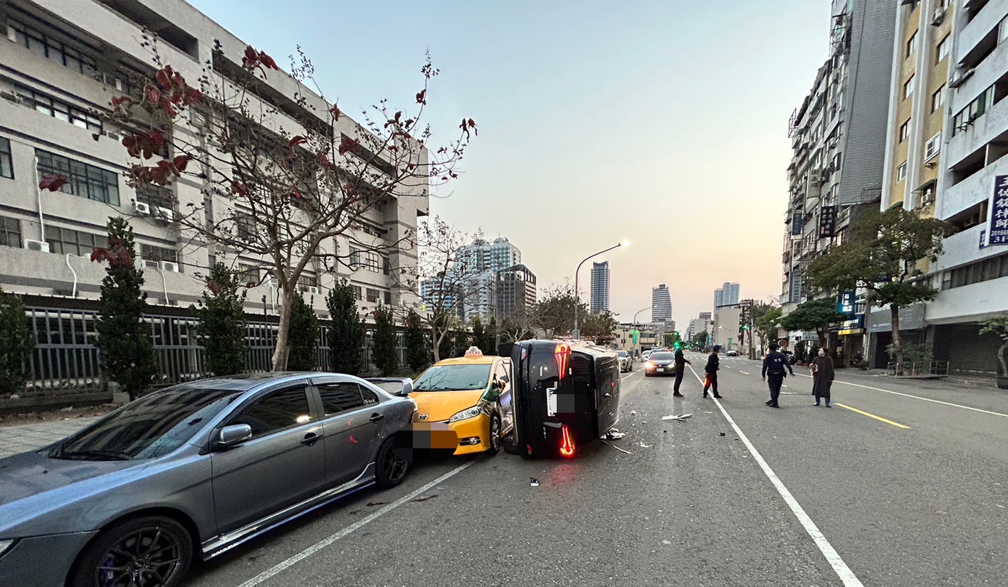 男子駕車自撞路旁車輛 警查係酒駕肇事 全案依法送辦