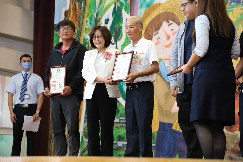 漾新聞|康裕成為高雄農產及辛苦耕耘的農民加油打氣