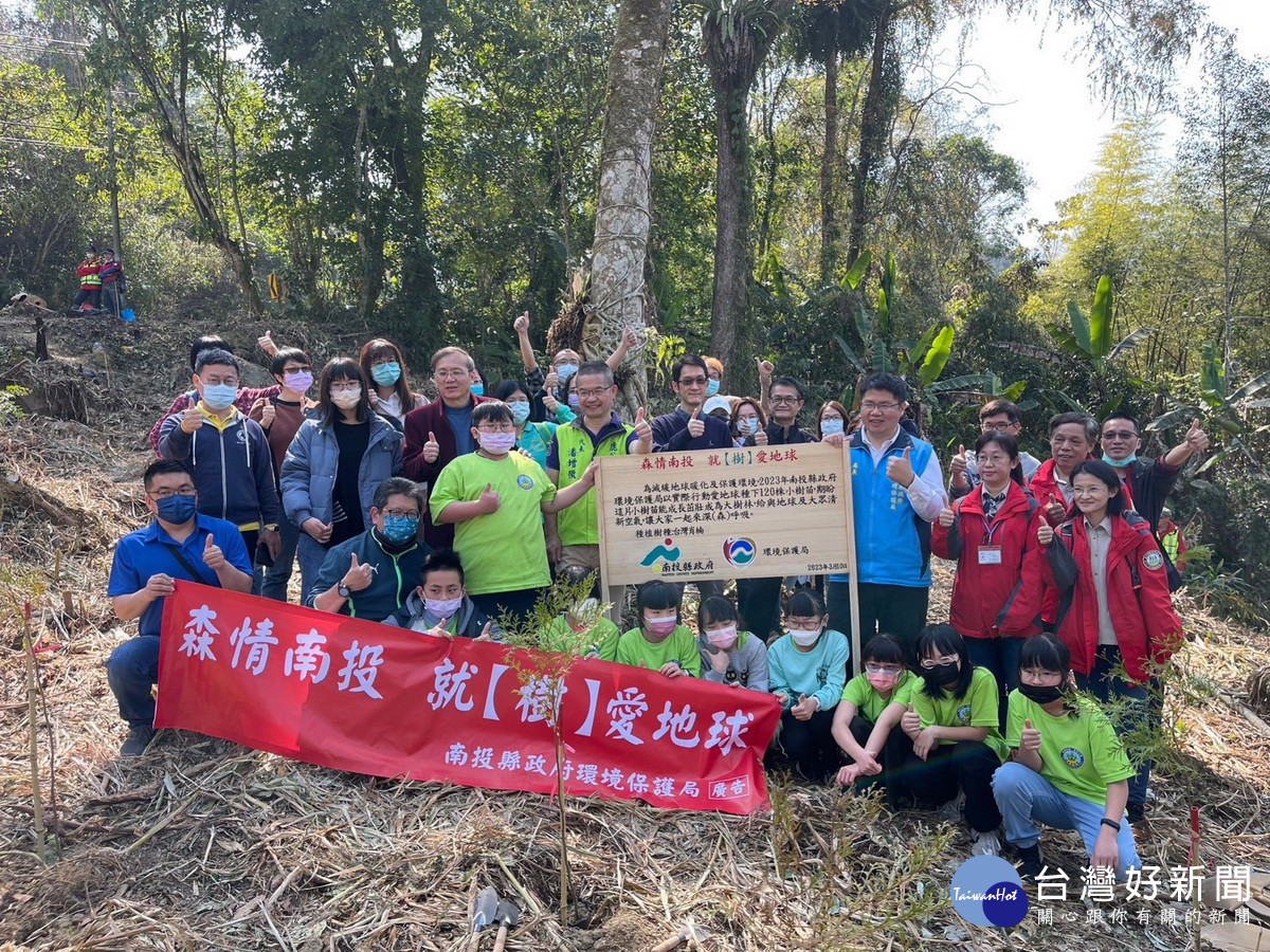 南投環保局邀內湖國小師生響應環保與植樹。（南投縣環保局提供）