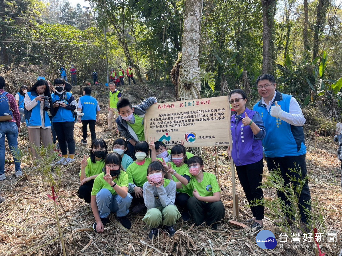 李局長蔡議員與學童一起體驗植樹造林。(環保局提供)