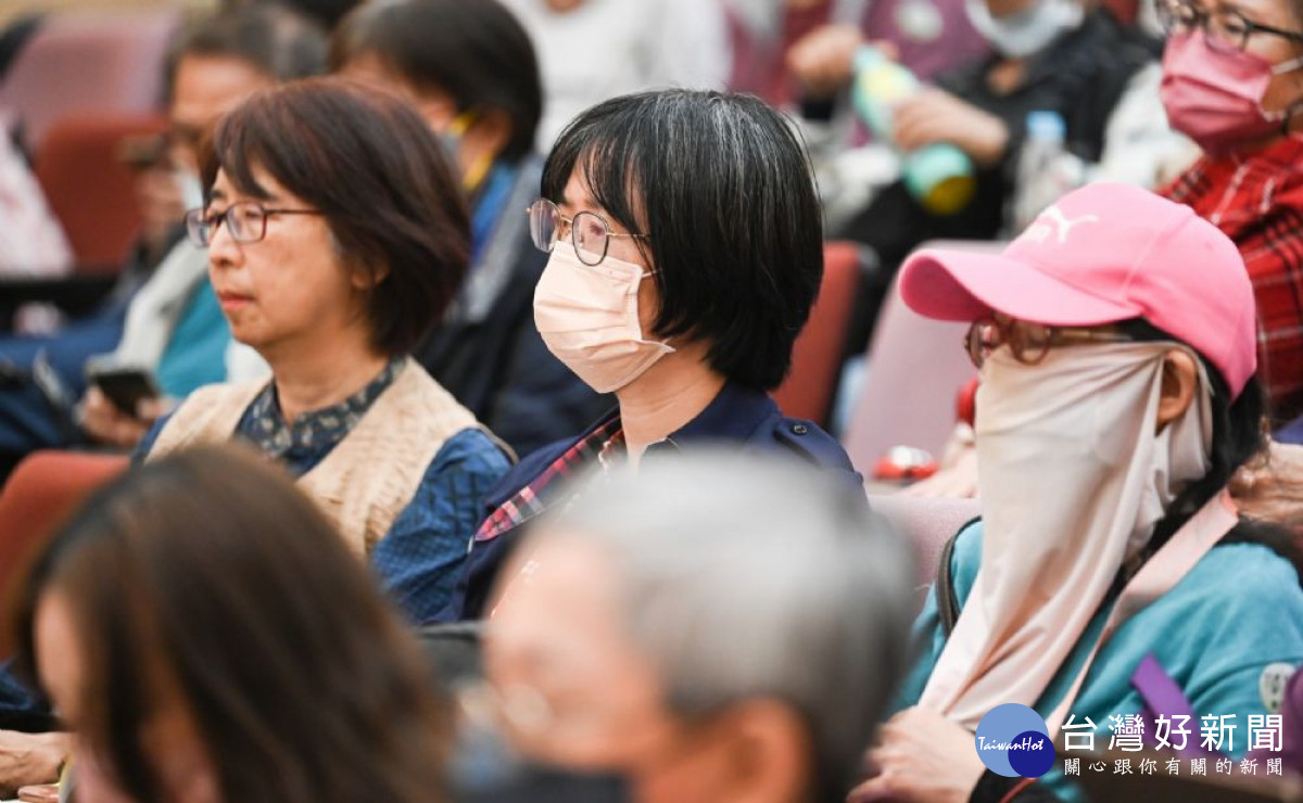 現場參與論壇的民眾專注聆聽內容。<br /><br /> <br /><br />