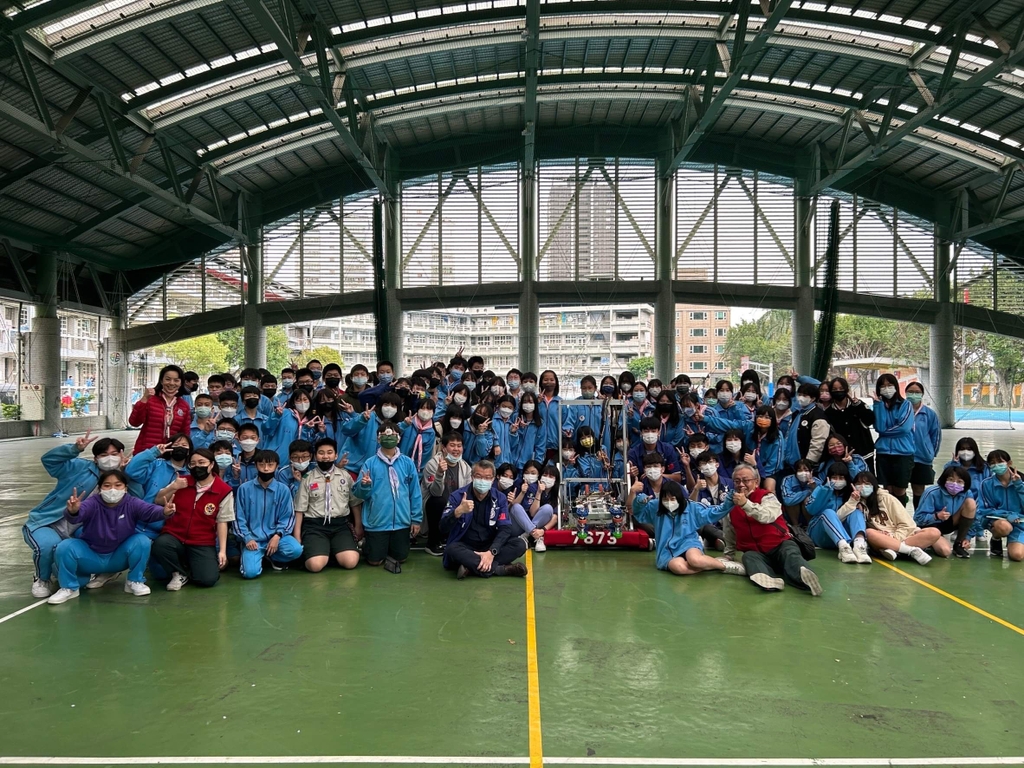 FRC7673機器人團隊到新北市新泰國中推廣STEM機器人教育