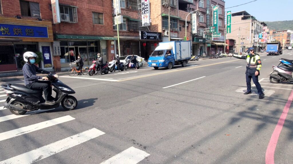 汽機車不停讓行人,被警員攔停
