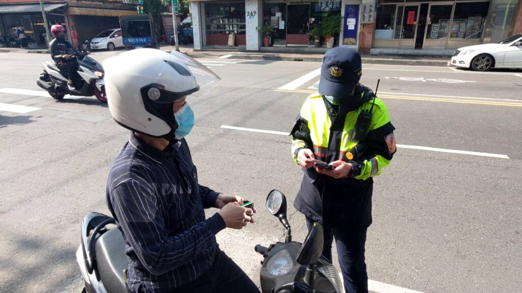 警員攔停違規騎士,並開立罰單