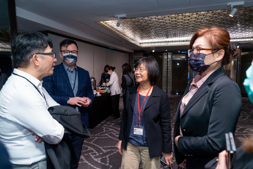 除了致贈感謝狀外,市府長官與企業出席代表進行交流,再次感謝企業大力支持燈會,展現公私協力合作的力量與成果。