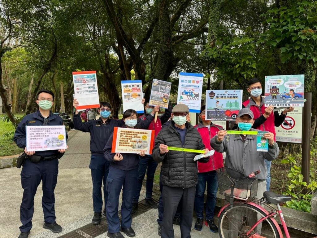 南港分局前往轄內玉成公園針對高齡長者實施交通安全觀念宣導