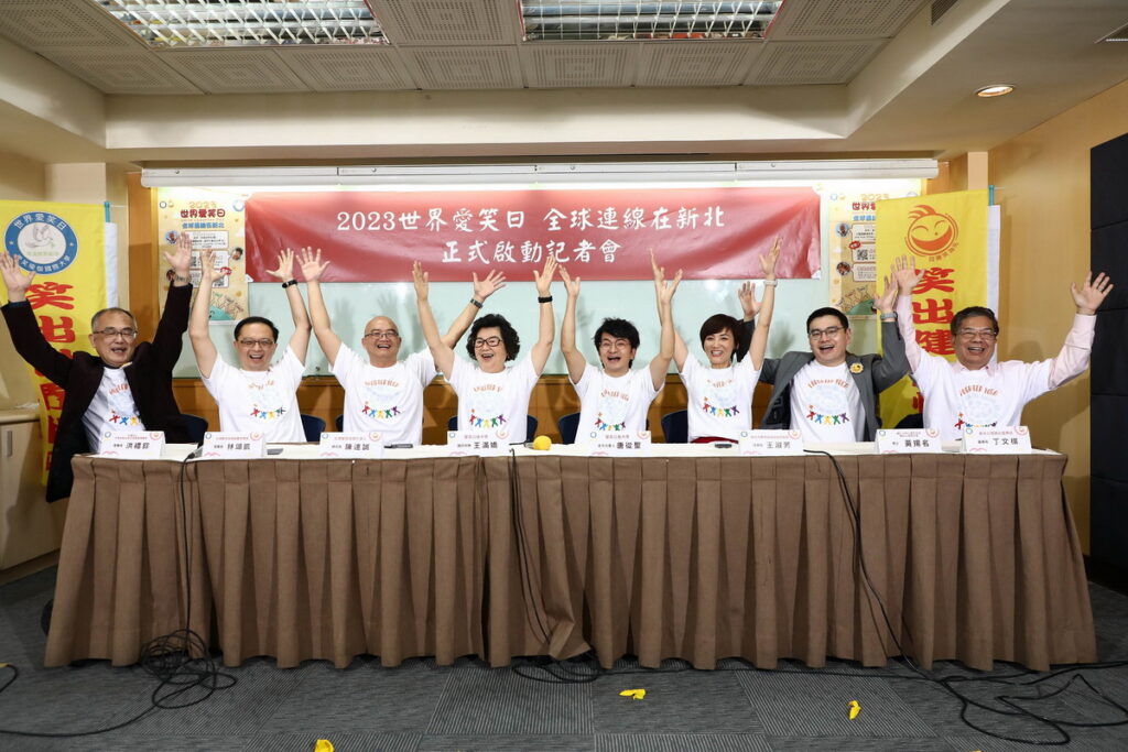 兩位愛笑公益大使帶領大家一起呼愛笑口號:「ho ho ha ha ha」。