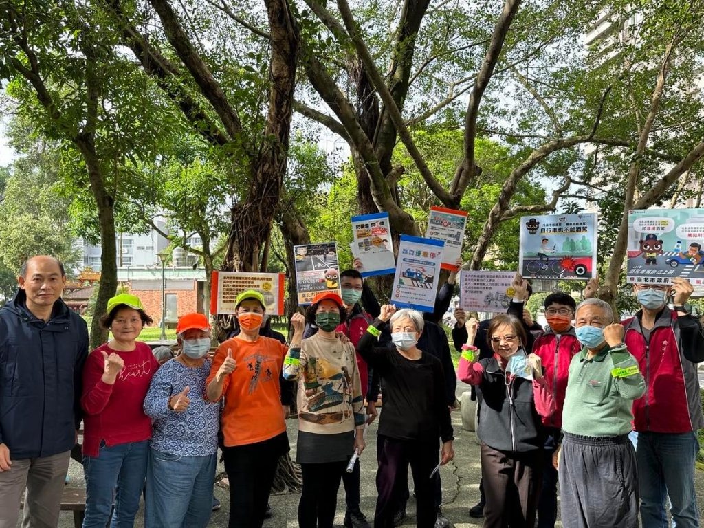 南港分局前往轄內玉成公園針對高齡長者實施交通安全觀念宣導
