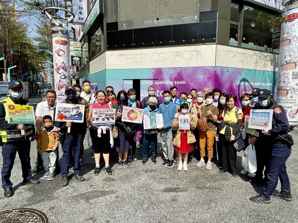 臺北市保安警察大隊員警於萬華西門町徒步區,宣導識詐四步驟,呼籲民眾防誤入。