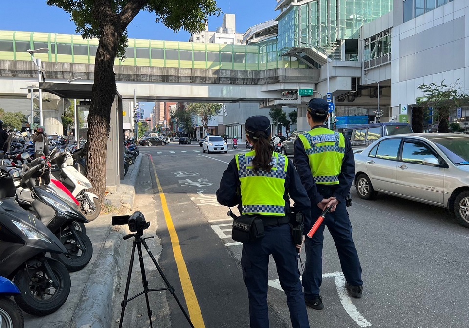 ▲ 中市警局針對行人易生事故路口編排執法守望勤務，以遏制威脅行人安全 (圖/台中市警察局 提供)