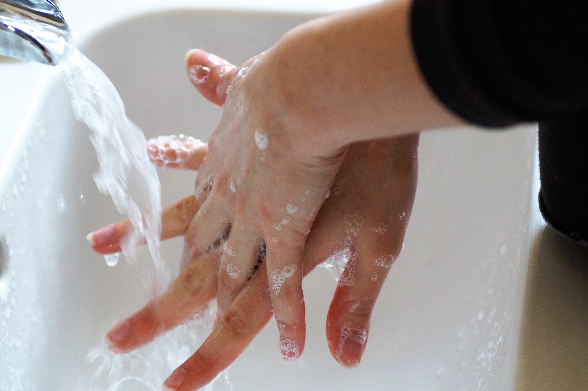 【臺灣調查網】全球民調/美國 疫情三年到底結束了沒?美人:不好說 78 washing-hands-4940148_1920
