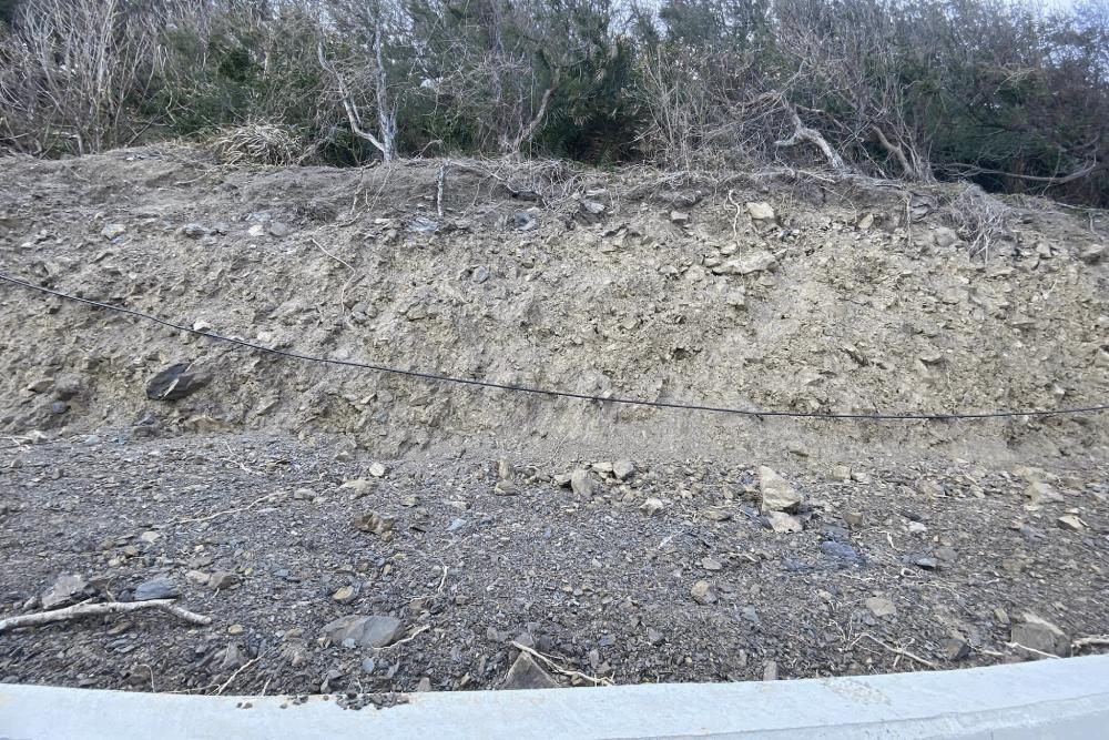 【阿朗壹古道3-1】築高牆鋪水泥道路 害陸蟹無法海邊釋卵、遭路殺 79 植被消失土石落崩塌