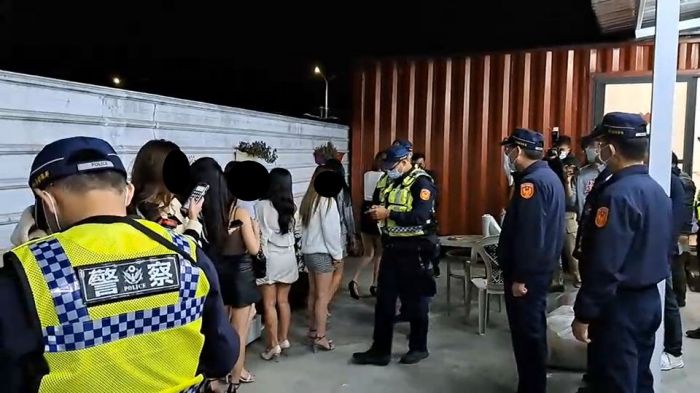 不容黑道挑戰公權力 雲警局長率霹靂警力臨檢