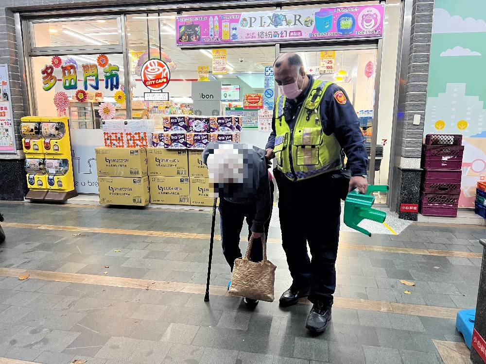 中市警霧峰分局十九甲派出所日前協助迷路且駝背老婦人返家。(記者謝榮浤翻攝)