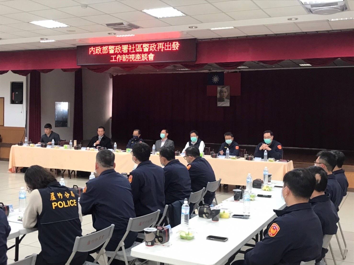 警政署警政委員黃勢清在桃園市警察局副局長蔡鴻義的陪同下訪視蘆竹分局,與分局長陳清華及多位同仁舉行座談會。(記者宋紹誠翻攝)
