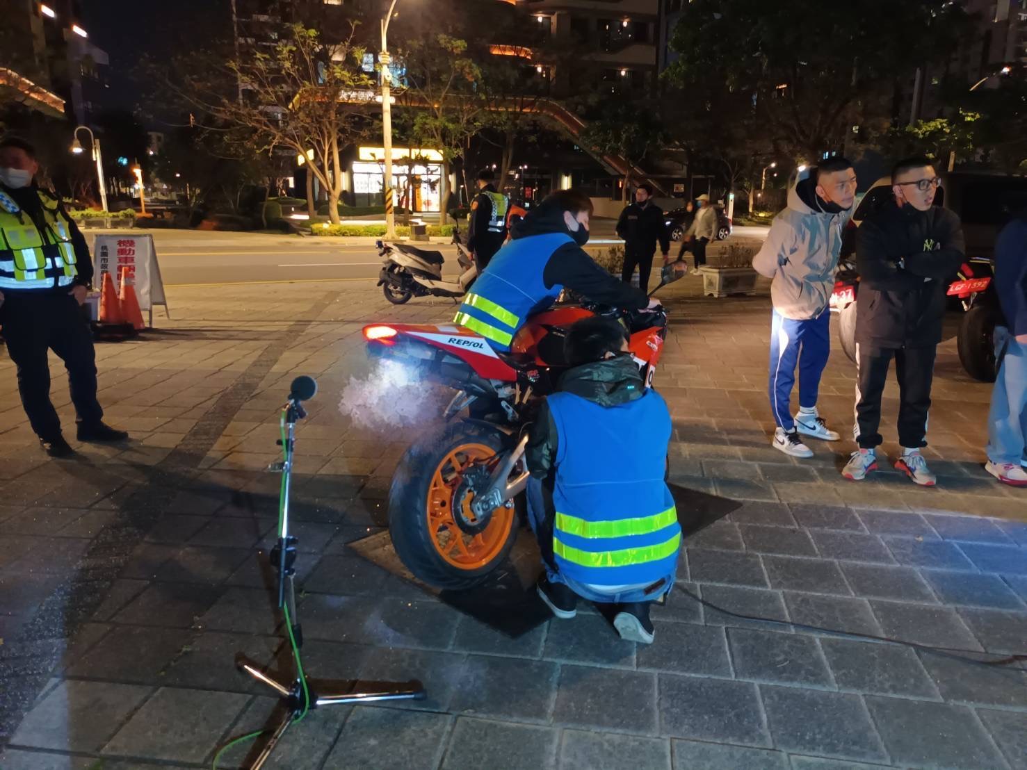桃園分局與環保局聯合執行取締噪音車業務。(記者宋紹誠翻攝)
