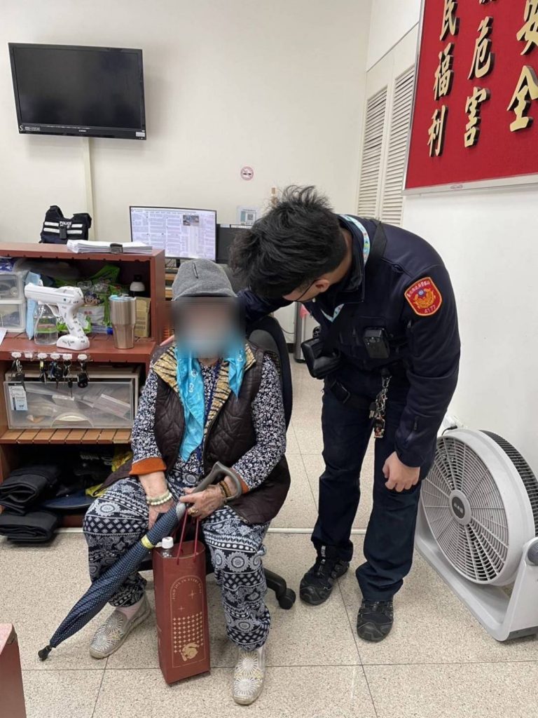 警員細心安撫老婦情緒。（記者林金聖翻攝）