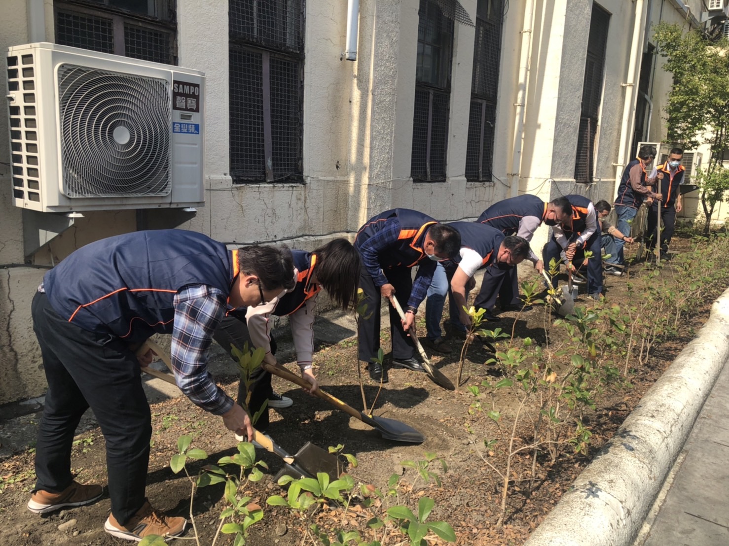 中市警一分局長吳燕山今(10)日 率領單位主管在分局旁民生路旁花圃辦理植樹活動。(圖/記者謝榮浤翻攝)