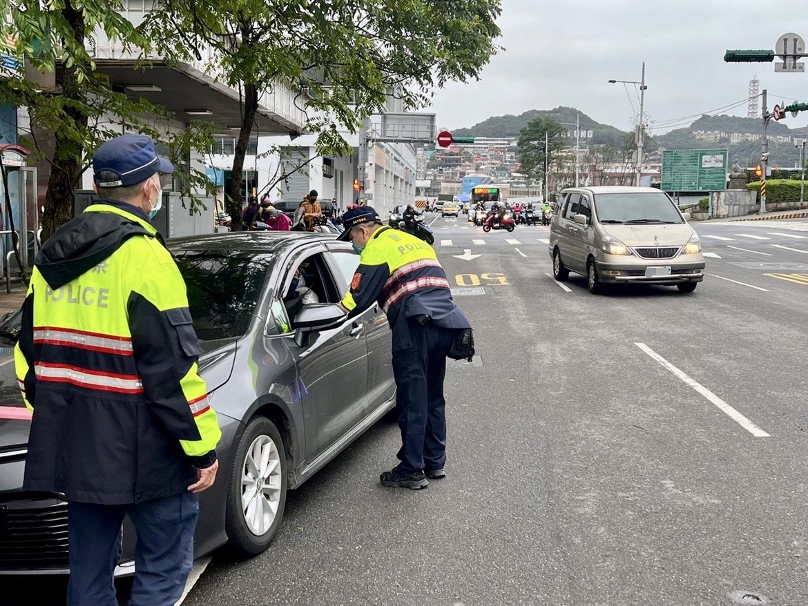 基隆市警察局員警向民眾加強宣導。(記者吳登國翻攝)