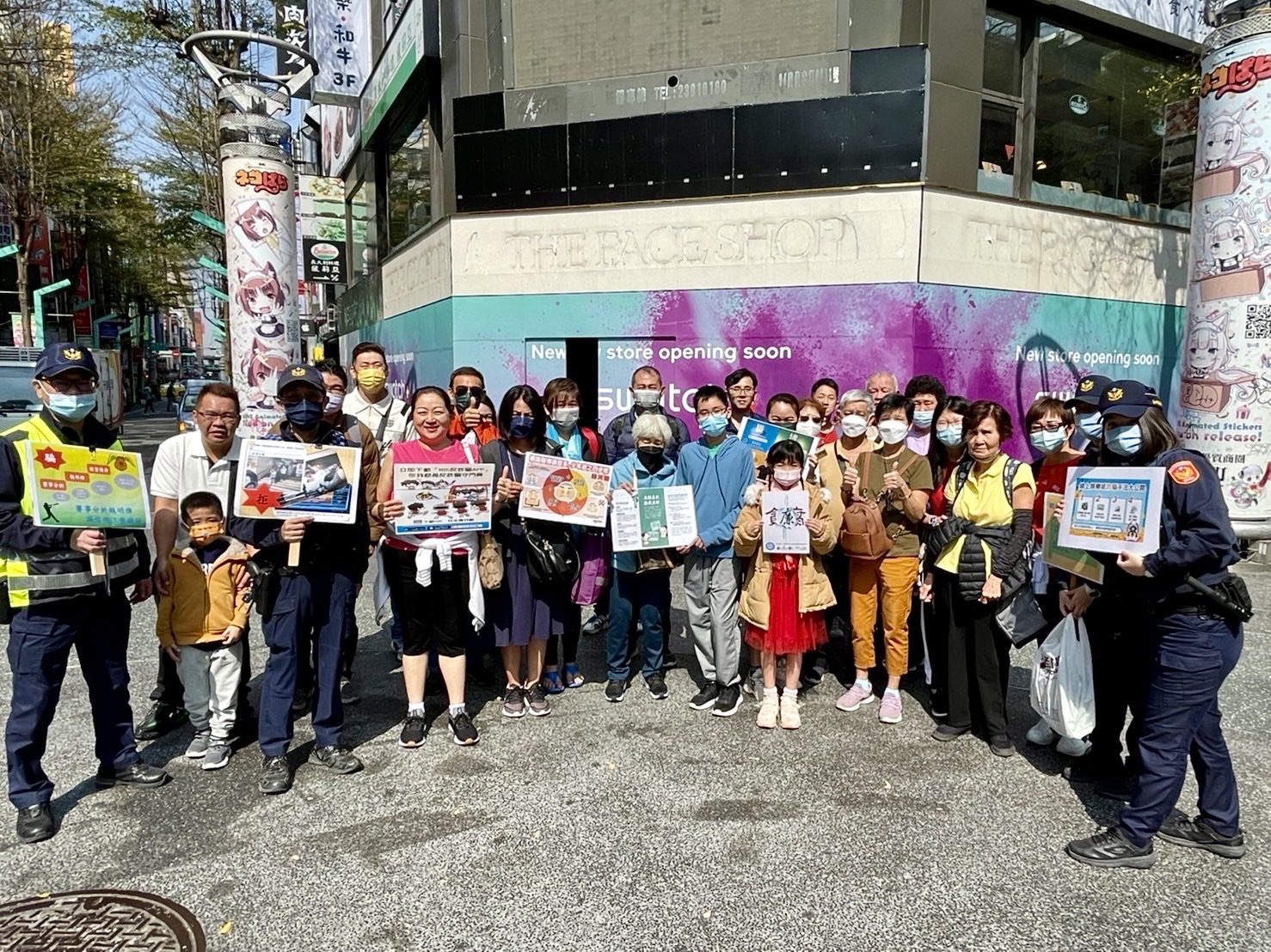 臺北市保安警察大隊員警於萬華西門町徒步區,宣導識詐四步驟,呼籲民眾防誤入。(記者宋紹誠翻攝)