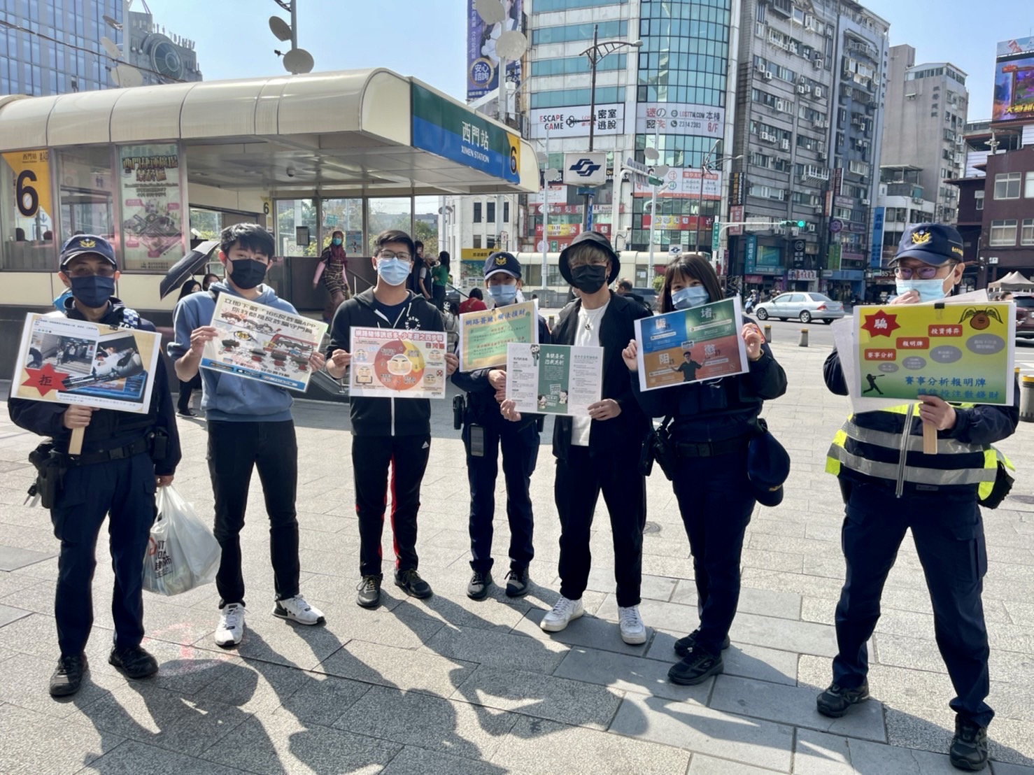 臺北市保安警察大隊員警於萬華捷運站出入口,宣導識詐四步驟,呼籲民眾防誤入。(記者宋紹誠翻攝)