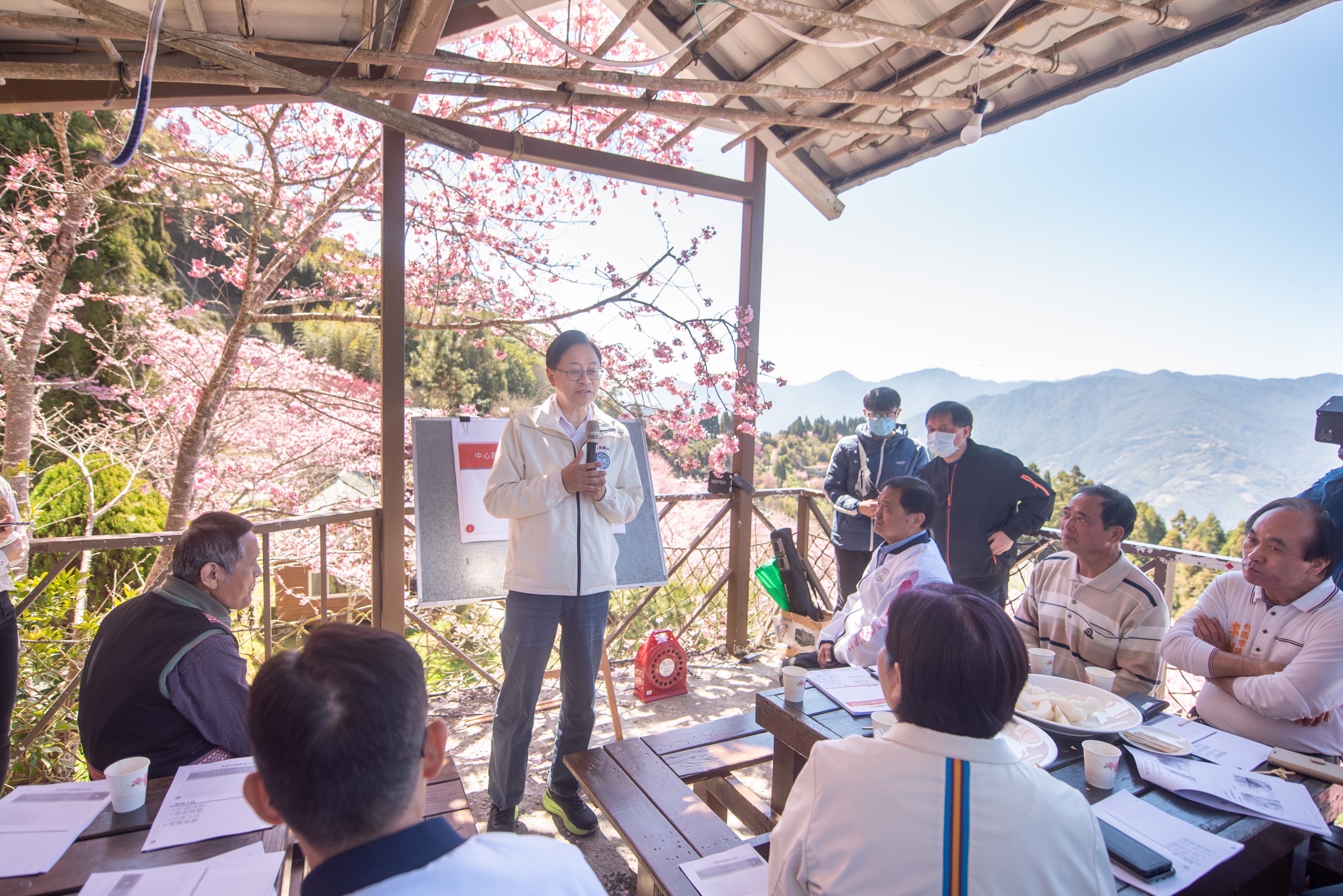 針對復興區環山道路改善工程等3大亟需改善需求,張善政公開承諾,市府皆會全力給予支持。(桃園市政府提供)