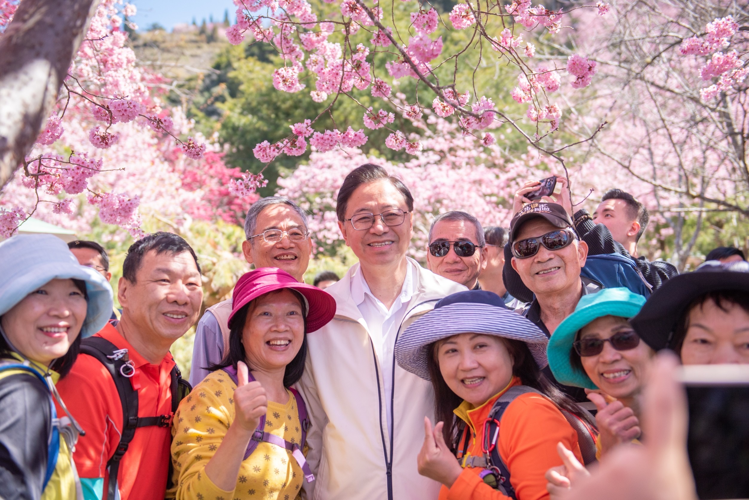 桃園市長張善政前往復興區視察,受到當地民眾熱烈歡迎。(桃園市政府提供)