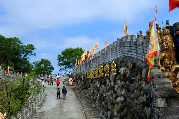 位於白河的萬里長城園區,春日木棉花綻放。 圖:白河台灣萬里長城/提供